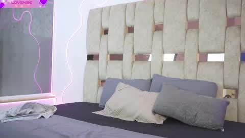 fernanda_thail_ online show from April 1, 7:55 pm