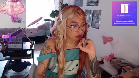 Snapshot of fleurvoyeur chatting on October 14, 5:05 pm Fleur Voyeur online show from October 14, 5:05 pm