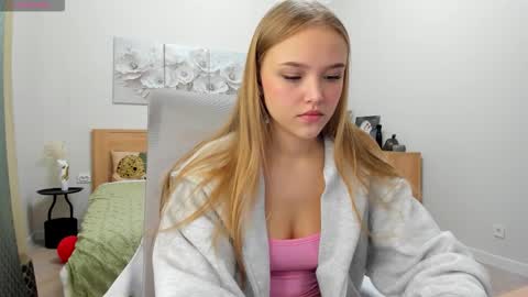 Mona online show from March 13, 1:53 am