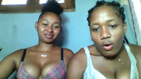 Snapshot of florencia011 chatting on February 23, 11:33 am florencia011 online show from February 23, 11:33 am