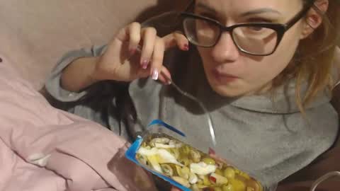 say meow and send tip  online show from December 22, 6:03 pm