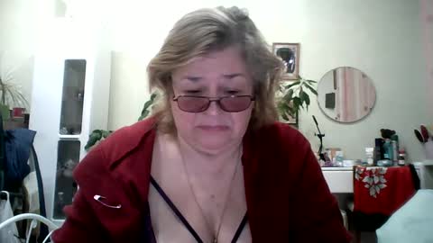 Snapshot of flowerlover8 chatting on February 23, 3:24 am Flowerlower online show from February 23, 3:24 am