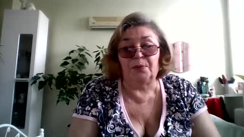 Snapshot of flowerlover8 chatting on March 1, 9:51 am Flowerlower online show from March 1, 9:51 am