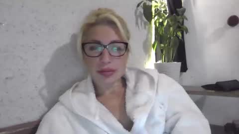 fox_red_lady7 online show from October 8, 7:42 pm