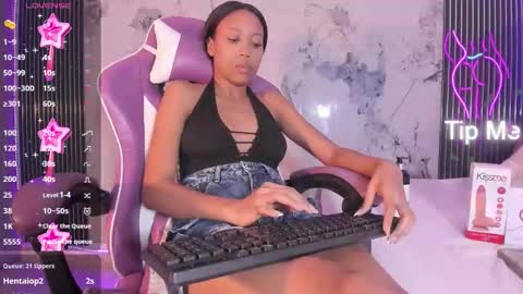 Snapshot of francis_leams chatting on October 14, 9:40 pm Laura online show from October 14, 9:40 pm
