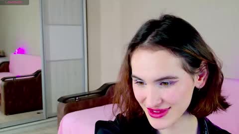 Snapshot of fridacure chatting on December 28, 2:01 am Frida online show from December 28, 2:01 am
