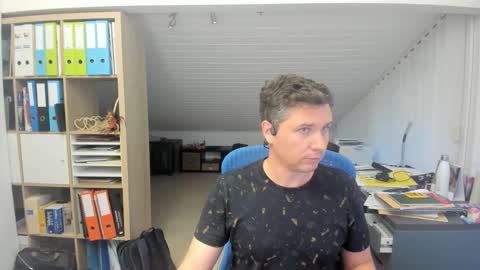 Snapshot of frikits chatting on October 10, 4:24 pm Francois online show from October 10, 4:24 pm
