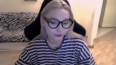 Snapshot of fromsun_forsoul chatting on December 3, 10:23 am Lilith online show from December 3, 10:23 am