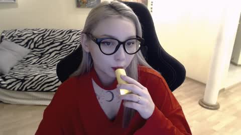 Snapshot of fromsun_forsoul chatting on December 6, 5:36 am Lilith online show from December 6, 5:36 am