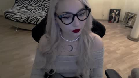 Snapshot of fromsun_forsoul chatting on October 12, 4:10 pm Lilith online show from October 12, 4:10 pm