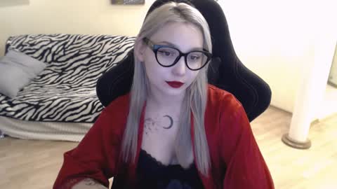 Snapshot of fromsun_forsoul chatting on December 6, 8:43 am Lilith online show from December 6, 8:43 am