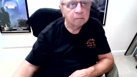 Snapshot of funclemike chatting on October 6, 3:02 am funclemike online show from October 6, 3:02 am