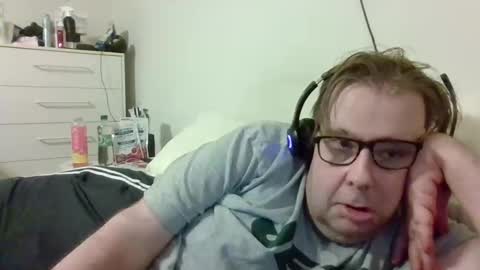Snapshot of garyg930 chatting on October 28, 3:40 am Gary online show from October 28, 3:40 am
