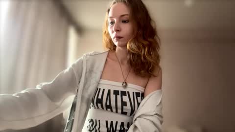 Snapshot of geneviveseay chatting on October 1, 11:09 am Emmi online show from October 1, 11:09 am