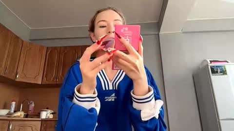 Snapshot of geneviveseay chatting on September 16, 5:10 am Emmi online show from September 16, 5:10 am