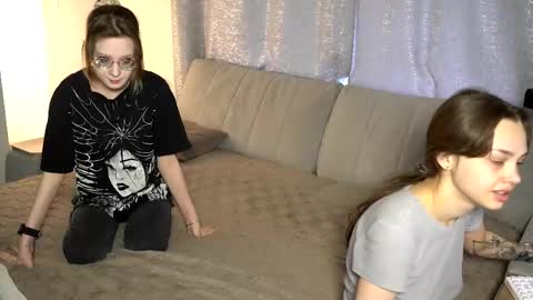 Jean and Isa couple Van online show from April 19, 10:16 am