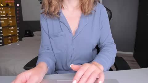 gigihadd online show from June 6, 10:54 am