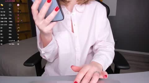 gigihadd online show from February 20, 7:27 pm