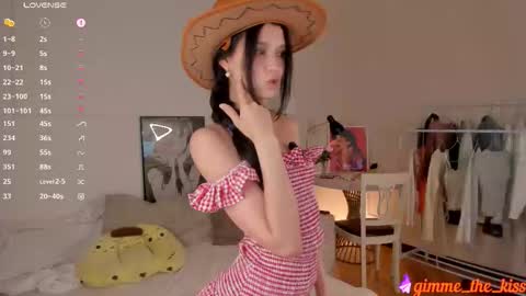 Mia online show from December 15, 8:10 am