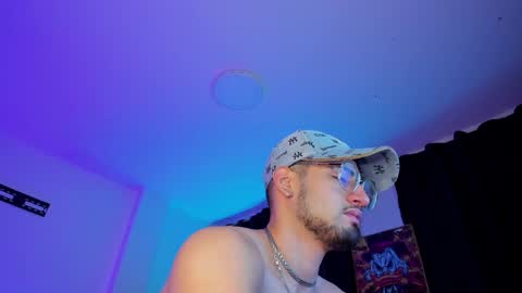 Snapshot of giomar_reyes chatting on December 24, 7:39 am GIOMAR REYES online show from December 24, 7:39 am