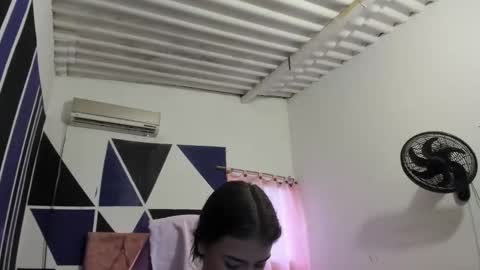 girl_princess18 online show from February 2, 7:32 pm