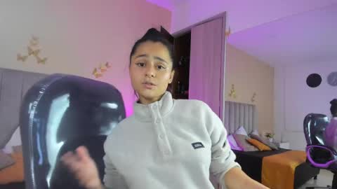 GISELLE ROLDAN online show from April 18, 4:47 am