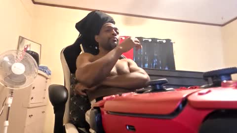 glomightyj online show from May 10, 4:13 pm