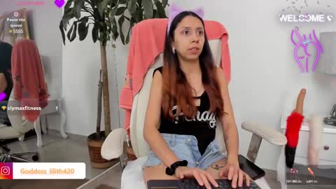 Snapshot of goddess__lilith_ chatting on December 15, 2:30 am Lilith online show from December 15, 2:30 am