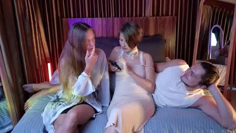 Snapshot of goddess_marylin chatting on October 9, 3:45 am 330 UTC2 girls online show from October 9, 3:45 am