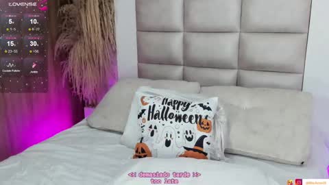 Snapshot of goddess_mia2 chatting on October 8, 3:02 am Mia online show from October 8, 3:02 am