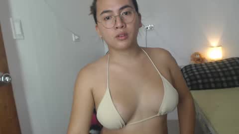 Snapshot of goldbella_ chatting on January 22, 1:31 am bella online show from January 22, 1:31 am