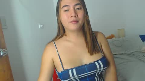 Snapshot of goldbella_ chatting on February 19, 11:49 am bella online show from February 19, 11:49 am