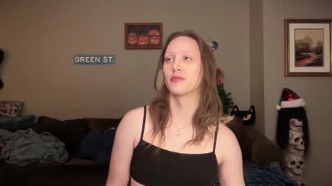 Snapshot of greenxxxqueen chatting on December 13, 9:35 am SexQueen Nikki online show from December 13, 9:35 am