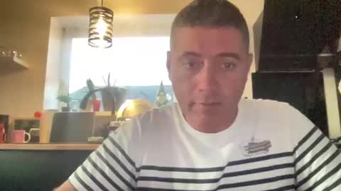 Snapshot of guil0 chatting on October 1, 9:41 am guil0 online show from October 1, 9:41 am