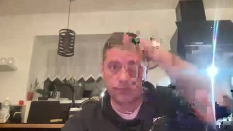 Snapshot of guil0 chatting on October 11, 11:52 pm guil0 online show from October 11, 11:52 pm