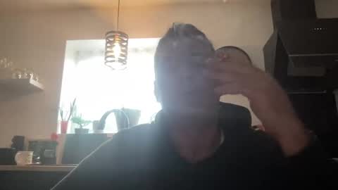 Snapshot of guil0 chatting on October 19, 10:42 am guil0 online show from October 19, 10:42 am