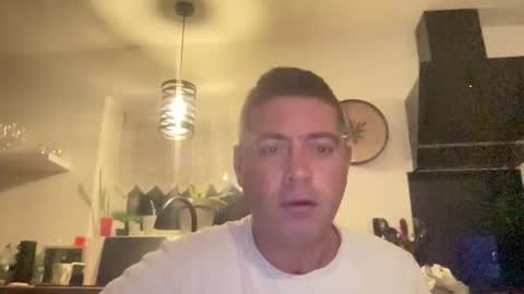 Snapshot of guil0 chatting on October 7, 3:57 am guil0 online show from October 7, 3:57 am