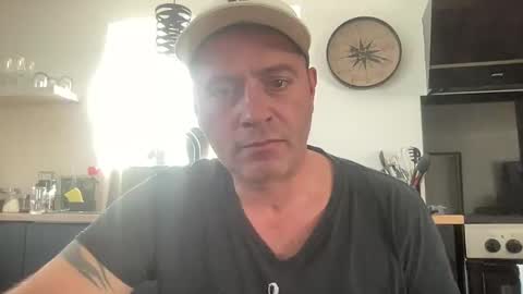 Snapshot of guil0 chatting on October 4, 6:17 pm guil0 online show from October 4, 6:17 pm