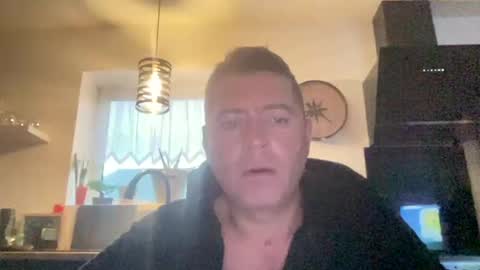 Snapshot of guil0 chatting on October 9, 10:21 am guil0 online show from October 9, 10:21 am