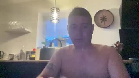 Snapshot of guil0 chatting on September 27, 9:29 am guil0 online show from September 27, 9:29 am