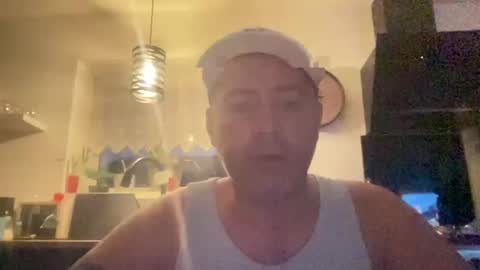 Snapshot of guil0 chatting on October 17, 9:35 am guil0 online show from October 17, 9:35 am