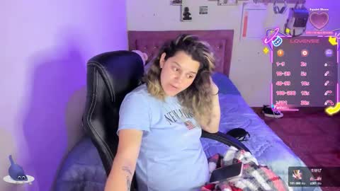Snapshot of guinivere_blake chatting on October 22, 3:21 am Hello Im Julieta Im 25 years old welcome to my room have fun and be happy. online show from October 22, 3:21 am