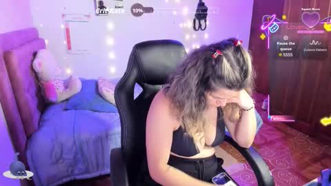 Snapshot of guinivere_blake chatting on October 7, 5:03 am Hello Im Julieta Im 25 years old welcome to my room have fun and be happy. online show from October 7, 5:03 am