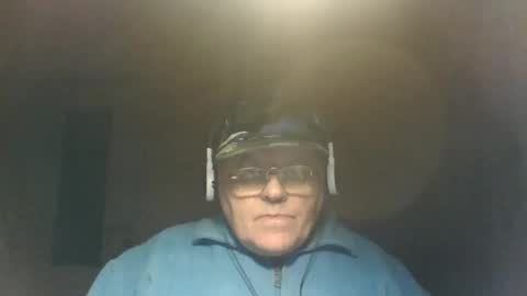 Snapshot of guyboy73 chatting on October 17, 11:31 pm guyboy73 online show from October 17, 11:31 pm