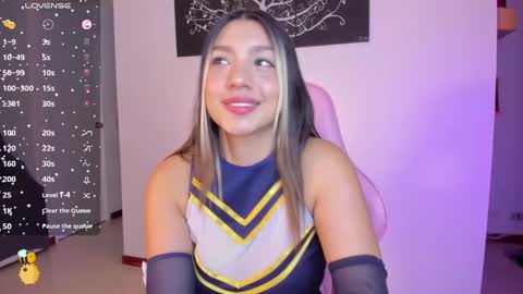 Snapshot of h3y_mia3 chatting on January 15, 1:23 am Paulina online show from January 15, 1:23 am