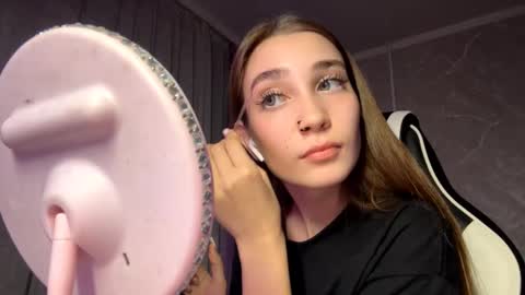 Holly online show from November 3, 6:42 pm