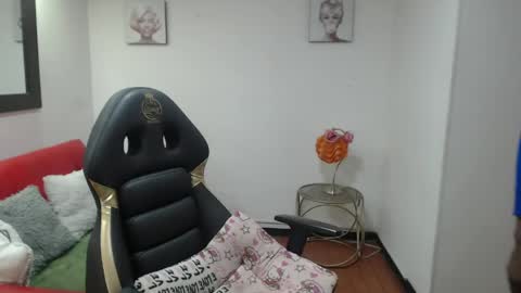 hanna_lamber online show from April 13, 12:42 pm