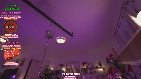 Snapshot of hannahjames710 chatting on December 2, 10:29 pm Hannah James online show from December 2, 10:29 pm