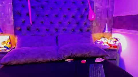 hannahvianey online show from September 26, 5:10 pm