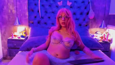 hannahvianey online show from October 7, 2:46 pm